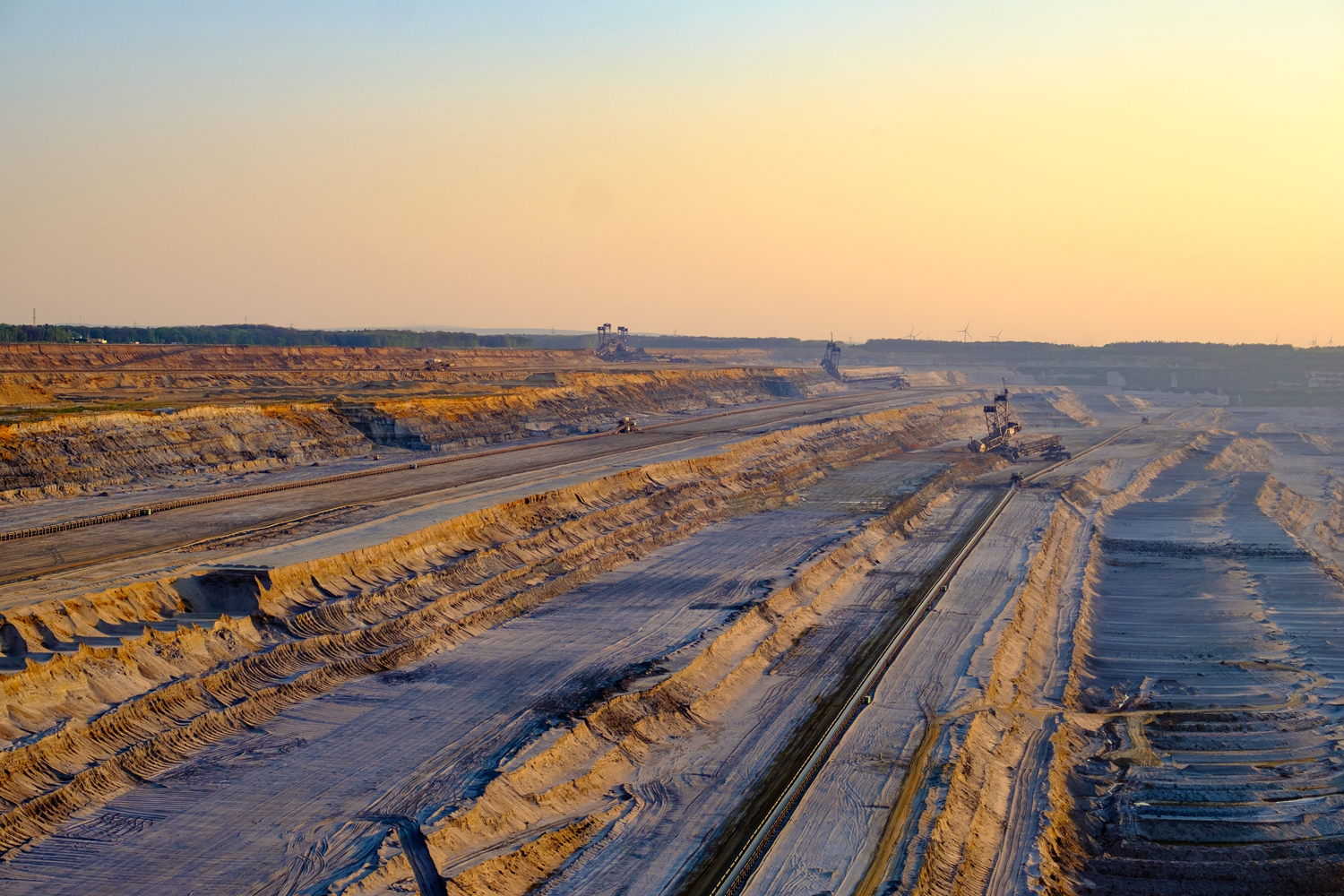 Odkrywka Hambach o zachodzie słońca — przyszły teren transformacji energetycznej